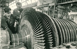 1930 -Assembly of the turbine rotor