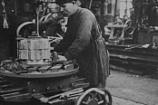 Изготовление колес для железнодорожного транспорта в цехе чугунного литья. 1923 г.