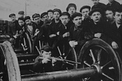 Молодые рабочие завода на занятиях стрелкового кружка. 1930-е гг.